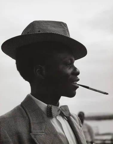 Cas Oorthuys — Sapeur in de haven van Muyumba, Congo